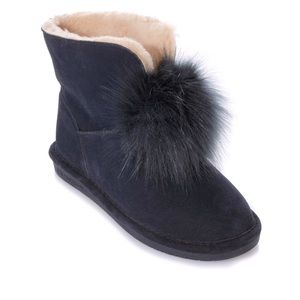 Navy BearPaw Suede Sheepskin Pom Pom boots size 9